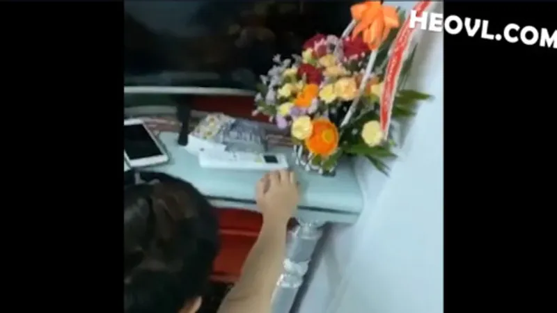 Không chịu đi tắm vì nứng quá cần phang luôn !