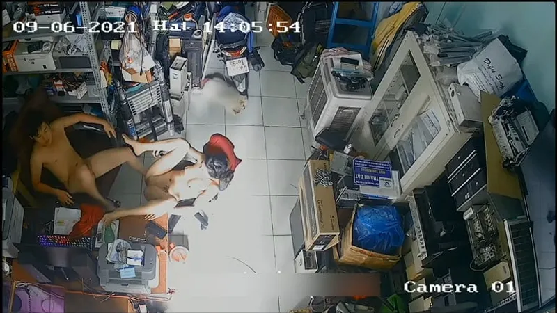 Vợ người chồng xoạc nhau trong của buồi máy tính